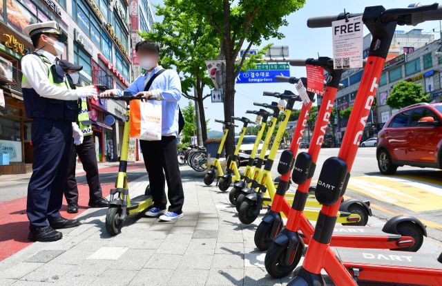 수원특례시 장안구청사거리에서 경찰이 전동 킥보드 등 개인형 이동장치(PM) 이용자를 단속하고 있다. 경기일보DB