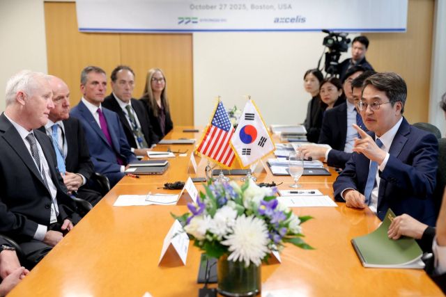 김동연 경기도지사가 28일(현지 시간) 미국 보스턴에서 파라마운트·신세계프라퍼티와 화성 국제테마파크 사업 회담을 갖고 있다. 경기도 제공