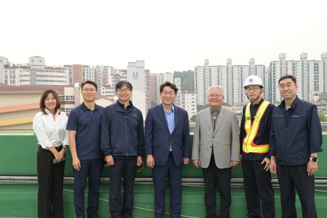 홍원길 경기도의원(오른쪽 세번째)과 우형찬 서울시의원(왼쪽 네번째)이 서울 신정차량기지를 방문한 뒤, 서울교통공사 임원들과 기념사진을 쵤영하고 있다. 홍원길 의원 제공