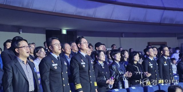 28일 오후 해군 제2함대사령부 충무관에서 열린 2025 대한민국 해국 호국음악회 in 평택에서 허성관 사령관(좌측 3번째)과 참석자들이 군가를 제창하고 있다. 윤동현기자
