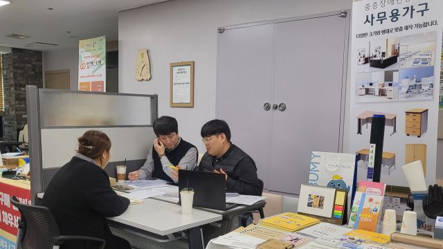 인천시립장애인생산품판매시설 관계자가 지역 교육기관을 찾아 1대1 맞춤형 장애인생산품 우선구매 컨설팅을 하고 있다. 인천사서원 제공