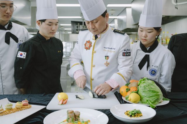 서정대학교 호텔외식조리과 학생들이 특급호텔 출신 교수진의 현장형 수업을 하고 있다. 서정대 제공