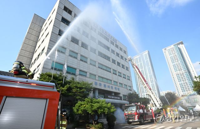 '2025 법무부 재난대응 안전한국훈련'이 열린 29일 인천 중구 인천 출입국외국인청에서 화재발생에 대비한 유관기관 합동 소방훈련을 하고 있다. 조병석기자