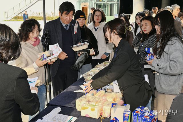 지방자치의 날인 29일 수원특례시 영통구 경기융합타운 경기도담뜰에서 열린 '도민과 함께하는 자치분권 콘서트'에서 경기도의회 관계자들이 입장하는 관객들에거 무료도시락을 제공하고 있다. 김시범기자