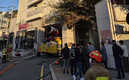 29일 오전 6시5분께 경남 창원시의 한 오피스텔에 화재가 발생해 15명이 병원에 이송되고 100여명이 대피했다. 연합뉴스