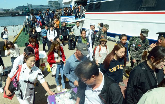 귀성객들이 인천시 중구 인천연안여객터미널 잔교를 빠져 나오고 있다. 경기일보DB