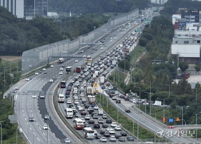 3일 오후 경부고속도로 부산방향 수원신갈IC~오산 구간에서 귀성 차량이 가다 서다를 반복하고 있다. 한국도로공사는 이날 전국 고속도로 이용 차량을 약 524만 대로 예상했다. 귀성 방향 정체는 오전 11시~12시 사이 절정에 달한 뒤 오후 7~8시께 서서히 해소될 것으로 전망된다. 조주현 기자