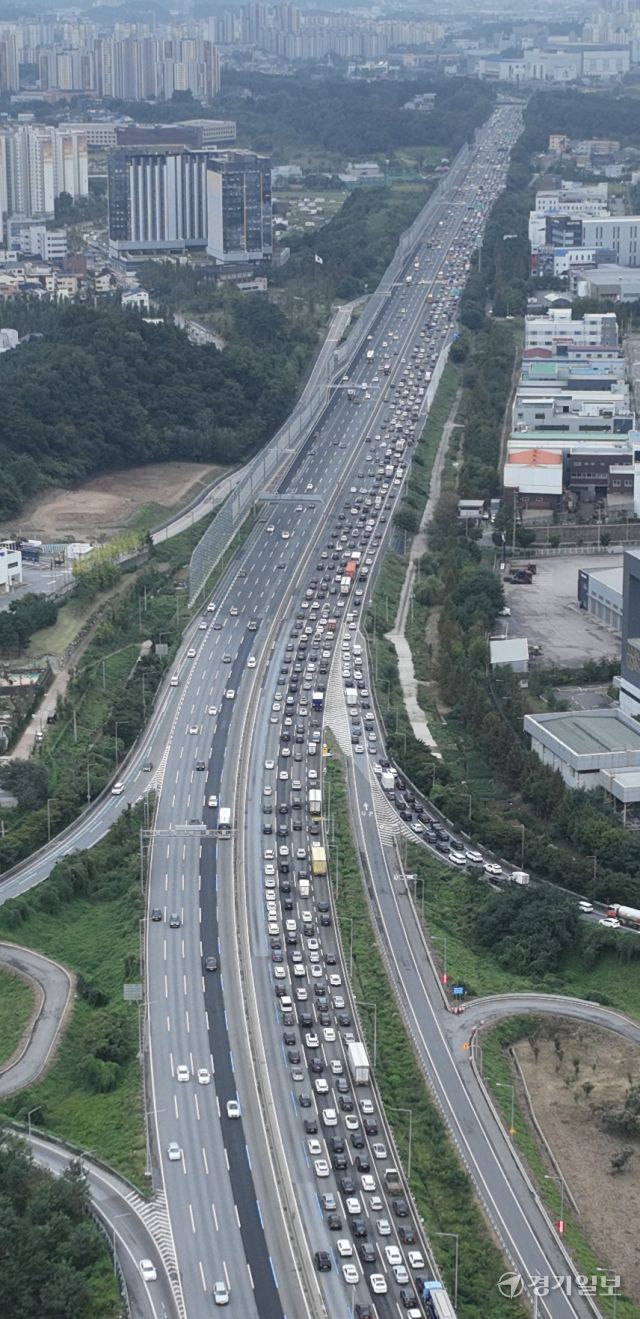3일 오후 경부고속도로 부산방향 수원신갈IC~오산 구간에서 귀성 차량이 가다 서다를 반복하고 있다. 한국도로공사는 이날 전국 고속도로 이용 차량을 약 524만 대로 예상했다. 귀성 방향 정체는 오전 11시~12시 사이 절정에 달한 뒤 오후 7~8시께 서서히 해소될 것으로 전망된다. 조주현 기자