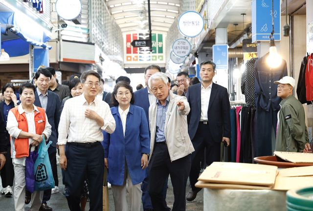 3일 김동연 경기도지사가 파주 문산자유시장을 찾아 현장을 돌며 상인들의 애로사항을 청취하고 있다. 경기도 제공