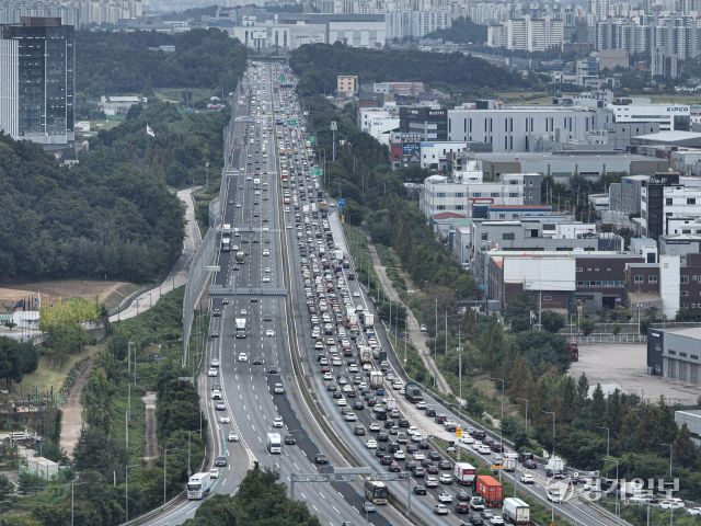 3일 오후 경부고속도로 부산방향 수원신갈IC~오산 구간에서 귀성 차량이 가다 서다를 반복하고 있다. 한국도로공사는 이날 전국 고속도로 이용 차량을 약 524만 대로 예상했다. 귀성 방향 정체는 오전 11시~12시 사이 절정에 달한 뒤 오후 7~8시께 서서히 해소될 것으로 전망된다. 조주현 기자
