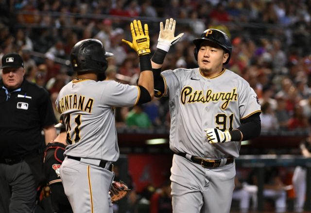 피츠버그 파이어리츠 최지만(오른쪽)이 홈런을 친 후 동료의 환영을 받고 있다. AFP=연합뉴스