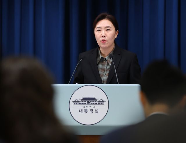 강유정 대변인이 2일 용산 대통령실에서 이날 열린 수석보좌관회의 관련 브리핑을 하고 있다. 연합뉴스