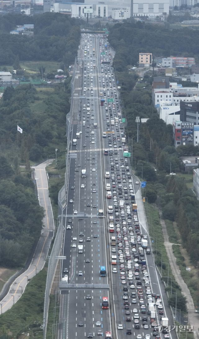 3일 오후 경부고속도로 부산방향 수원신갈IC~오산 구간에서 귀성 차량이 가다 서다를 반복하고 있다. 한국도로공사는 이날 전국 고속도로 이용 차량을 약 524만 대로 예상했다. 귀성 방향 정체는 오전 11시~12시 사이 절정에 달한 뒤 오후 7~8시께 서서히 해소될 것으로 전망된다. 조주현 기자
