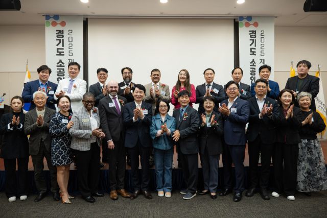 경기도시장상권진흥원 관계자들이 30일 일산 킨텍스에서 열린 '제2회 경기도 소공인의 날' 행사에 참석해 참가자들과 단체 기념촬영을 하고 있다. 경상원 제공