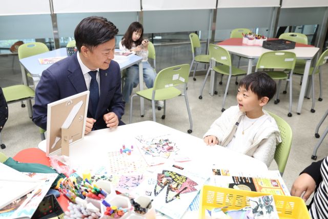 최근 부천시 한국만화박물관에서 열린 어린이날 행사에서 조용익 시장이 어린이들과 함께 환하게 웃고 있다. 부천시 제공