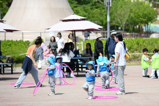 최근 부천 상동호수공원에서 열린 부천아이페스타에서 어린이들이 즐겁게 놀고 있다. 부천시 제공