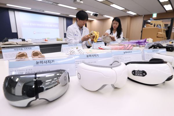 30일 서울 서초구 한국제품안전관리원에서 연구원들이 안전기준 부적합 아동용 섬유제품, 전지 등을 살펴보고 있다. 연합뉴스