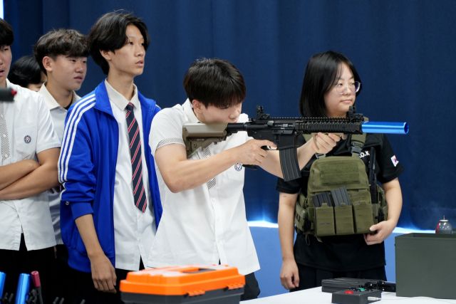 진로체험행사에 참여한 학생들이 사격 연습을 하고 있다. 경기과학기술대 제공
