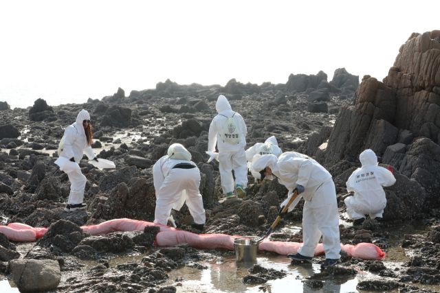 인천해양경찰서와 인천시 등 관계자들이 중구 영종도 선녀바위 해수욕장에서 민·관 합동 해안방제훈련을 하고 있다. 인천해양경찰서 제공