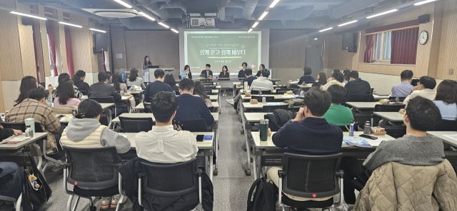 ‘2025 하반기 김포 초등 수업나눔한마당’에서 교사들이 학교 현장에서의 다양한 실천 사례들을 공유하고 있다. 김포교육지원청 제공