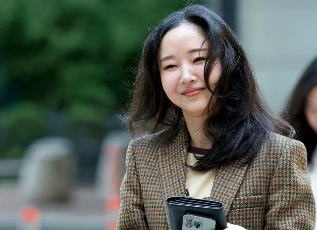 민희진 전 어도어 대표가 지난 9월 11일 서울 서초구 중앙지방법원에서 열린 하이브와의 주식 매매대금 청구 및 주주 간 계약 해지 확인 소송에 증인으로 출석하고 있다. 연합뉴스