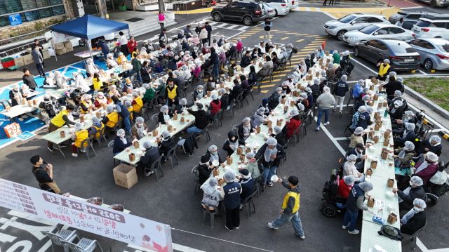 ㈔행복연대징검다리가 주관한 ‘아름다운동행 고추장 만들기’ 행사가 성황리에 진행됐다. 의왕시 제공