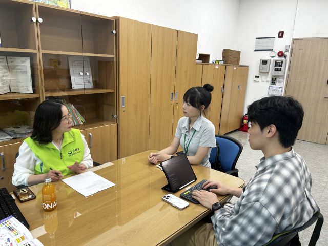 ‘지구는 처음이라’ 팀이 박순희 수원로컬푸드지원센터장(사진 왼쪽)과 이야기를 나누고 있다. ‘지구는 처음이라’ 팀 제공