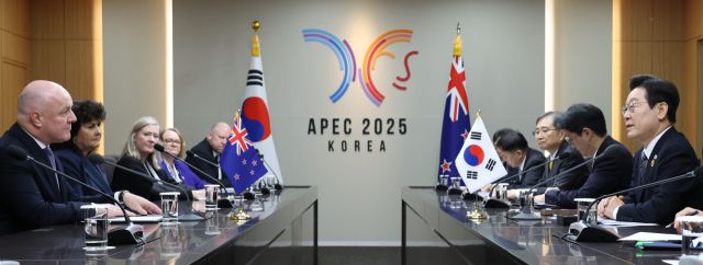 이재명 대통령과 크리스토퍼 럭슨 뉴질랜드 총리가 30일 경북 경주 APEC 정상회의장에서 양자회담을 하고 있다. 연합뉴스