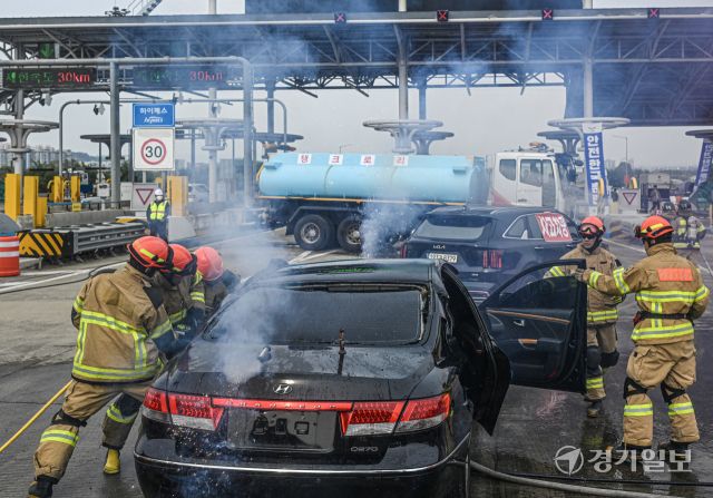 30일 오후 서오산톨게이트에서 열린 ‘2025년 재난대응 안전한국훈련’에 참가한 소방관들이 겨울철 폭설 및 결빙으로 인한 고속도로 다중 추돌사고를 가정해 인명 구조 훈련을 하고 있다. 이번 훈련에는 오산시청을 비롯해 소방서, 경찰서, 군부대, 경기고속도로, 병원 등 20여 개 유관기관이 참여했다.조주현기자