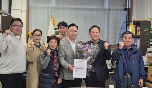 무소속 정희태 양주시의원이 29일 오후 5시 국민의힘 양주시도의원 민원사무실에서 입당 환영식을 갖고 안기영 위원장, 부위원장들과 기념사진을 찍고 있다. 국민의힘 양주시당협 제공