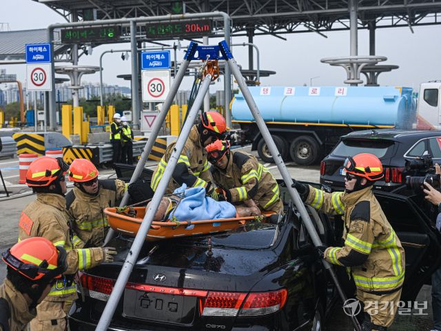 30일 오후 서오산톨게이트에서 열린 ‘2025년 재난대응 안전한국훈련’에 참가한 소방관들이 겨울철 폭설 및 결빙으로 인한 고속도로 다중 추돌사고를 가정해 인명 구조 훈련을 하고 있다. 이번 훈련에는 오산시청을 비롯해 소방서, 경찰서, 군부대, 경기고속도로, 병원 등 20여 개 유관기관이 참여했다.조주현기자