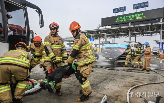 30일 오후 서오산톨게이트에서 열린 ‘2025년 재난대응 안전한국훈련’에 참가한 소방관들이 겨울철 폭설 및 결빙으로 인한 고속도로 다중 추돌사고를 가정해 인명 구조 훈련을 하고 있다. 이번 훈련에는 오산시청을 비롯해 소방서, 경찰서, 군부대, 경기고속도로, 병원 등 20여 개 유관기관이 참여했다.조주현기자