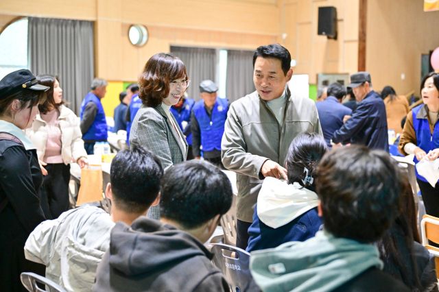 백영현 포천시장이 내촌초등학교에서 열린 ‘2025 효의 울림, 내촌마을에 퍼지다’ 행사에 참석해 어르신과 학생들을 격려하며 “세대가 함께 웃는 도시를 만들어가자”고 말하고 있다. 포천시 제공