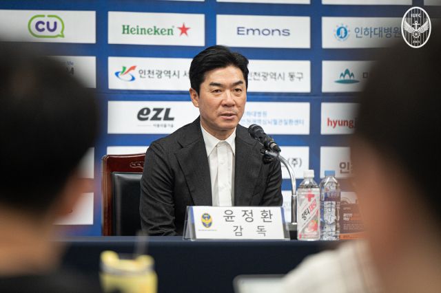 31일 인천 중구 인천축구전용경기장에서 인천 유나이티드FC 윤정환 감독이 기자회견을 하고 있다. 인천 유나이티드 제공