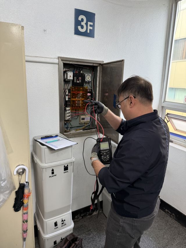 안양시 인덕원동에서 한 점검원이 전기배선 등을 살펴보고 있다. 경기도 제공