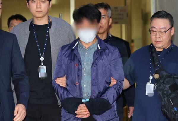 갯벌에 고립된 노인을 구조하다 순직한 고(故) 이재석 경사(34) 사건과 관련해 당시 당직 팀장이던 A경위가 인천 미추홀구 학익동 인천지법에 열린 구속 전 피의자 심문(영장실질심사)을 마친 뒤 나오고 있다. 연합뉴스