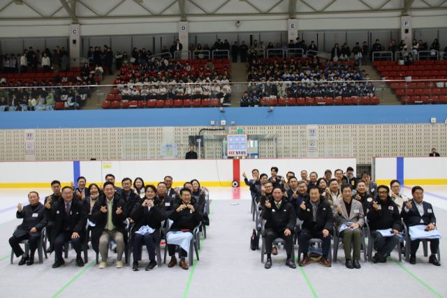 31일 ‘2025 경기도동계체육대회’가 의정부에서 화려한 막을 올렸다. 이날 열린 대회 개막식에 참석한 내외빈이 기념촬영을 하고 있다. 경기도체육회 제공