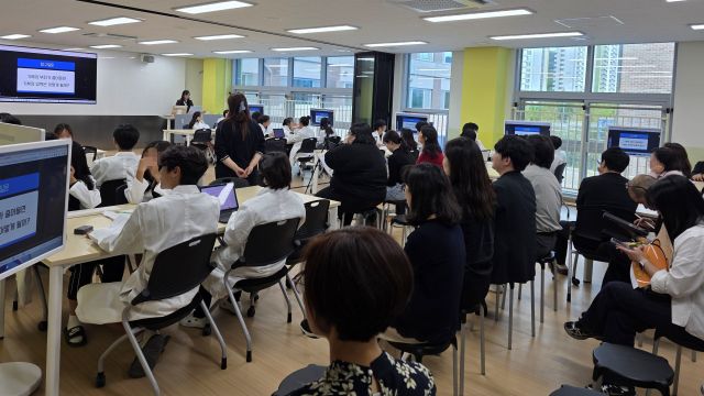 율정중 학생들이 전연자 수석교사가 진행한 과학교실 공개수업을 하고 있는 것을 과학교사들이 지켜보고 있다. 율정중학교 제공