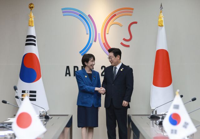 이재명 대통령과 다카이치 사나에 일본 총리가 30일 경북 경주 APEC 정상회의장에서 회담에 앞서 악수하고 있다. 연합뉴스