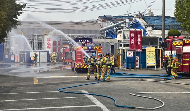의왕소방서 대원들이 한진화학에서 ‘위험물시설 화재 현지적응훈련’을 실시하고 있다. 의왕소방서 제공