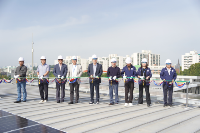 지난 2일 경기수원월드컵스포츠센터에서 열린 발전사업용 태양광 발전소 개통식에 참석한 수원월드컵경기장관리재단 임직원들이 기념촬영을 하고 있다. 수원월드컵경기장관리재단 제공