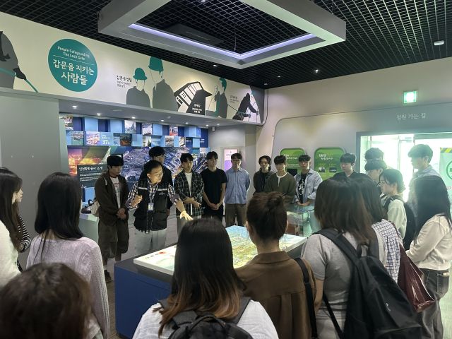 대진대학교 국제통상학과 학생들이 인천항만공사 내항 갑문을 방문해 항만·해운 물류의 핵심 과정을 설명 듣고 있다. 대진대학교 제공