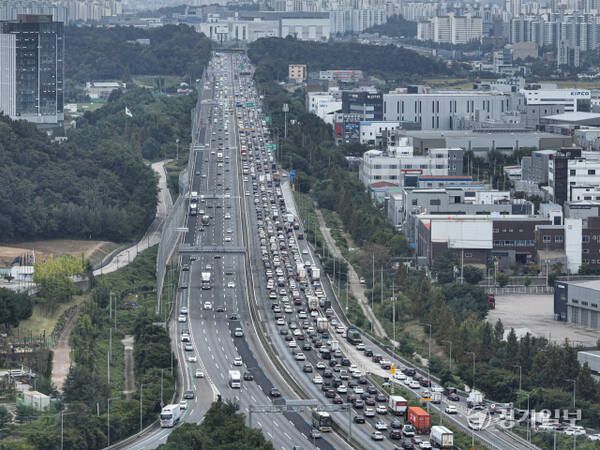 3일 오후 경부고속도로 부산방향 수원신갈IC~오산 구간에서 귀성 차량이 가다 서다를 반복하고 있다. 조주현기자