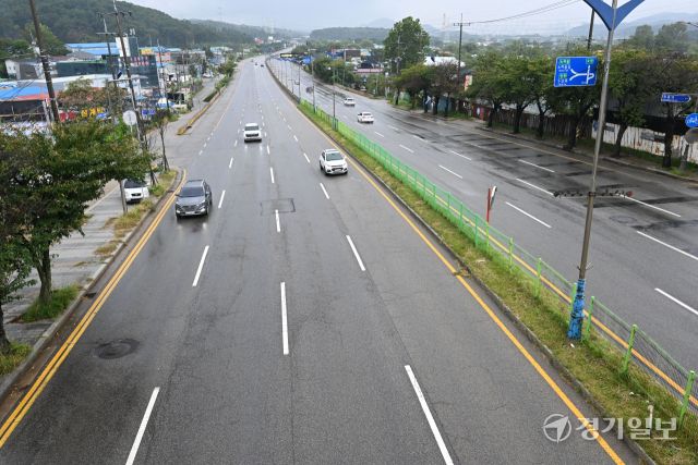 긴 추석 연휴로 인해 귀성객이 크게 늘면서 수도권에선 도심공동화 현상이 발생하고 있다. 추석을 하루 앞둔 5일 오후 평소 교통량이 많던 안산시 수인로 등이 운행 차량이 크게 줄어 한산한 모습을 보이고 있다. 김시범기자