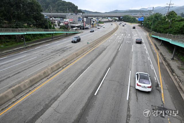 긴 추석 연휴로 인해 귀성객이 크게 늘면서 수도권에선 도심공동화 현상이 발생하고 있다. 추석을 하루 앞둔 5일 오후 평소 교통량이 많던 안산시 수인로 등이 운행 차량이 크게 줄어 한산한 모습을 보이고 있다. 김시범기자