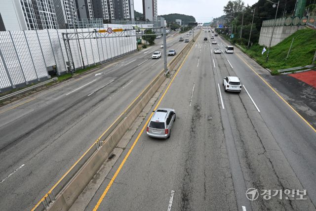 긴 추석 연휴로 인해 귀성객이 크게 늘면서 수도권에선 도심공동화 현상이 발생하고 있다. 추석을 하루 앞둔 5일 오후 평소 교통량이 많던 안산시 수인로 등이 운행 차량이 크게 줄어 한산한 모습을 보이고 있다. 김시범기자