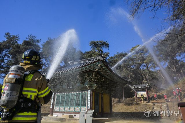 소방대원들이 산불 발생 상황을 가정해 화재 진압 훈련을 하고 있다. 경기일보 DB