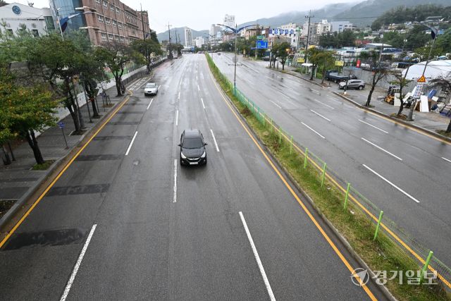 긴 추석 연휴로 인해 귀성객이 크게 늘면서 수도권에선 도심공동화 현상이 발생하고 있다. 추석을 하루 앞둔 5일 오후 평소 교통량이 많던 안산시 수인로 등이 운행 차량이 크게 줄어 한산한 모습을 보이고 있다. 김시범기자