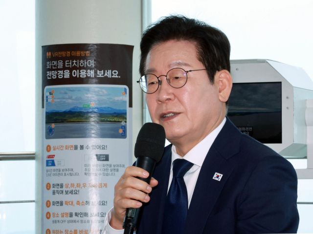 이재명 대통령이 추석 연휴 첫날인 3일 인천 강화군 강화평화전망대에서 진행된 실향민들과의 대화에서 발언하고 있다. 연합뉴스