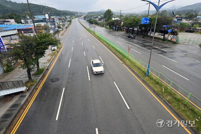 긴 추석 연휴로 인해 귀성객이 크게 늘면서 수도권에선 도심공동화 현상이 발생하고 있다. 추석을 하루 앞둔 5일 오후 평소 교통량이 많던 안산시 수인로 등이 운행 차량이 크게 줄어 한산한 모습을 보이고 있다. 김시범기자